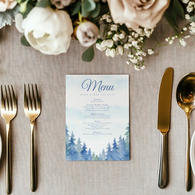 Bonito menu de casamento dos pinheiros de inverno (Blue watercolor forest wedding menu card with elegant script and woodland design)