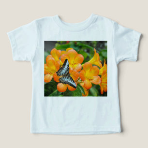 Borboleta azul com Rhododendron tropical