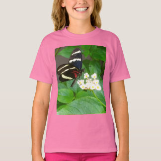 Borboleta feminina em camiseta de flores