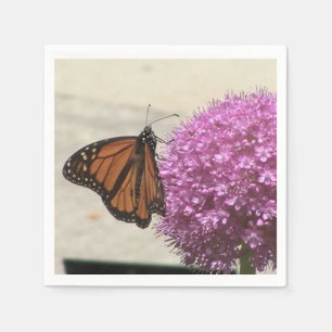 Borboleta monarca e guardanapos de flores de cebol