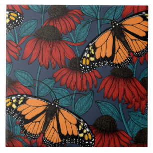 Borboleta-monarca em camponeses vermelhos