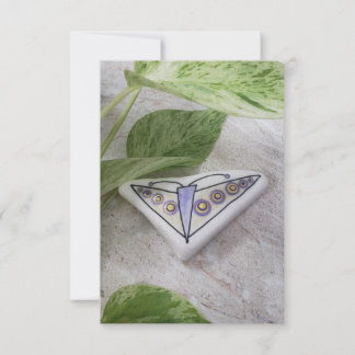 Borboleta púrpura pintada à mão na pedra de Santor