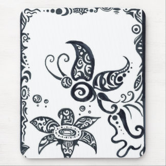 Borboleta tribal no mousepad de tinta preta