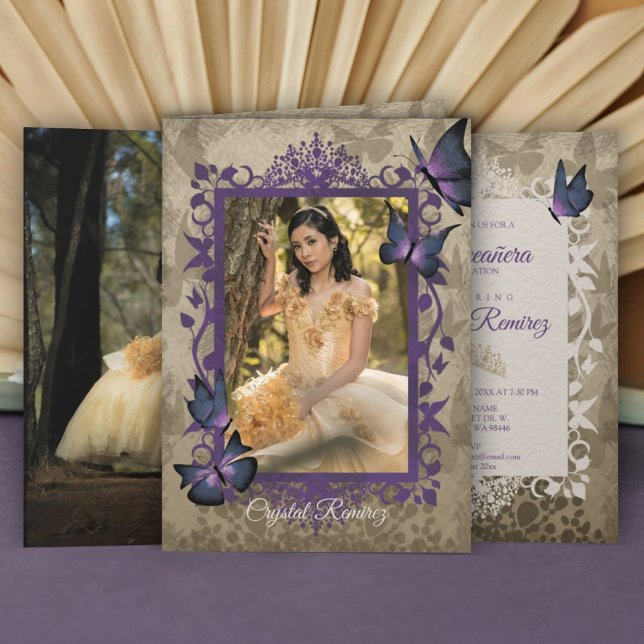 Borboletas de cerveja roxa Quinceanera Convite (vintage fancy purple lavender beige quinceanera invitation fancy vines leaves frame border butterfly)