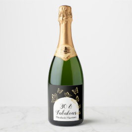 Borboletas Douradas e pretas modernas voam fabulos