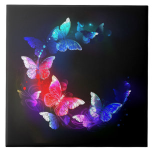 Borboletas Neon Night brilhantes sobre fundo preto