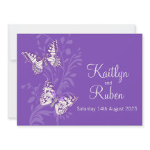 Borboletas roxas de creme branco convite para casa