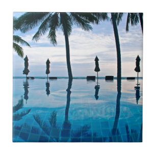 Borda da piscina do perto do oceano