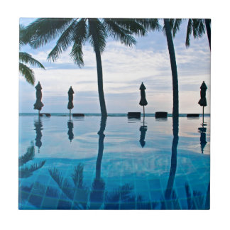 Borda da piscina do perto do oceano