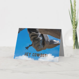 Botas de cowboy escovas e céu azul aberto Cartão d