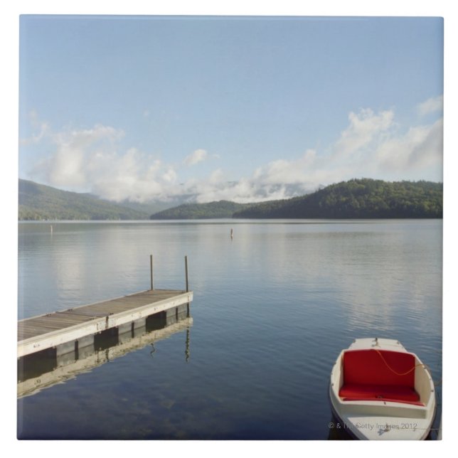 Bote amarrado acima na doca no Lake Placid (Frente)