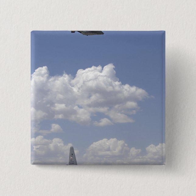 Bóton Quadrado 5.08cm A CV- 22 Osprey voa sobre um Hércules C- 130 (Frente)