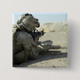 Bóton Quadrado 5.08cm A Marine dispara uma espingarda de serviço M16A2