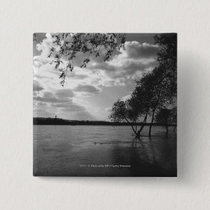 Bóton Quadrado 5.08cm Árvores pelo lago B&W