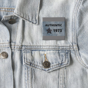 Bóton Quadrado 5.08cm Autêntico aniversário de 1973 Vintage com Grunge S