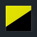 Bóton Quadrado 5.08cm Bandeira Anarcho-Capitalista<br><div class="desc">Esta design apresenta a bandeira do anarquocapitalismo, que é uma filosofia política e uma teoria econômica que advoga a eliminação de estados centralizados enquanto apoia mercados livres, propriedade privada e uma interpretação libertária de direito da autopropriedade. Os anarquo-capitalistas acreditam que a sociedade tende a autorregular-se contratualmente através da participação no...</div>