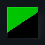 Bóton Quadrado 5.08cm Bandeira do Anarquismo Verde<br><div class="desc">Esta design apresenta a bandeira do anarquismo verde, que é uma escola de política anarquista que coloca uma ênfase particular nas questões ambientais. Essa política tenta criar uma sociedade anarquista ambientalmente sustentável, incluindo alguma forma de libertação não-humana. Algumas pessoas que foram importantes influências iniciais na formação do anarquismo verde são...</div>