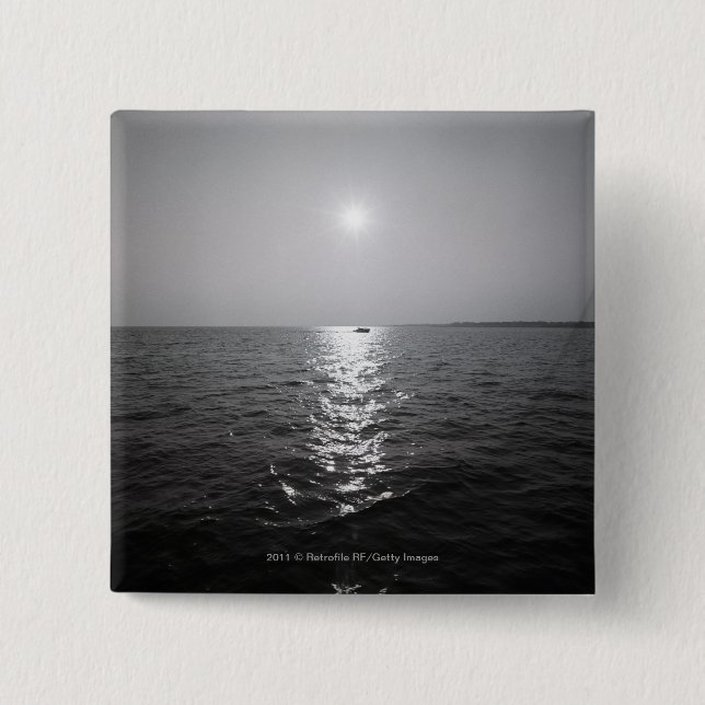 Bóton Quadrado 5.08cm Barco distante no oceano (Frente)
