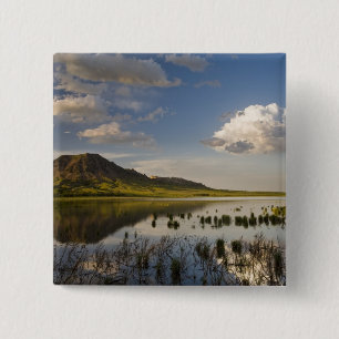 Bóton Quadrado 5.08cm Bear Butte se reflete no lago Bear Butte perto
