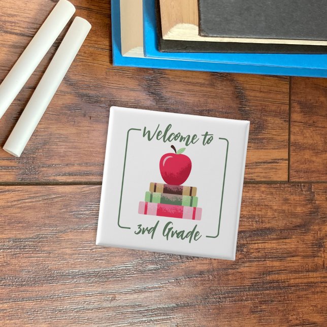 Bóton Quadrado 5.08cm Botão Branco da Praça Vermelha de Volta à Escola (Red apple and books white square back-to-school button with grade level . )