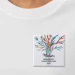 Bóton Quadrado 5.08cm Botão Etiqueta de Nome Personalizado da Árvore da<br><div class="desc">Esta Etiqueta de Reunião Familiar é decorada com uma árvore genealógica colorida. Facilmente personalizável com seu nome de família. Use a opção Personalizar mais para alterar o tamanho, o estilo ou a cor do texto, se desejar. Faz um excelente de lembrança depois do evento. Porque nós criamos nosso próprio trabalho...</div>