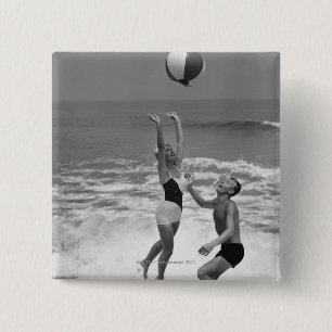 Bóton Quadrado 5.08cm Casal que joga com um Beachball