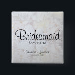 Bóton Quadrado 5.08cm Casamento de Brancos Bridesmaid Nametag<br><div class="desc">Este belo botão de nome de etiqueta é perfeito para identificar membros-chave da festa de casamento no chá de panela, janto de ensaio ou recepção de casamento. Apresenta uma escrita negra moderna que se aloja sobre um fundo de reflexo de flores e corações de pénia branca. O texto é perfeitamente...</div>