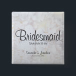 Bóton Quadrado 5.08cm Casamento de Brancos Bridesmaid Nametag<br><div class="desc">Este belo botão de nome de etiqueta é perfeito para identificar membros-chave da festa de casamento no chá de panela, janto de ensaio ou recepção de casamento. Apresenta uma escrita negra moderna que se aloja sobre um fundo de reflexo de flores e corações de pénia branca. O texto é perfeitamente...</div>