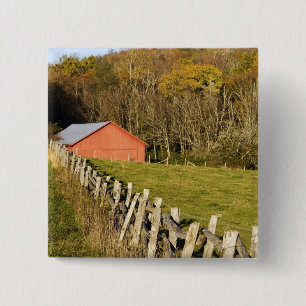 Bóton Quadrado 5.08cm Celeiro e fencerow vermelhos ao longo do cume azul