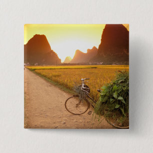 Bóton Quadrado 5.08cm China, Guangxi. Yangzhou, Bicicleta no campo
