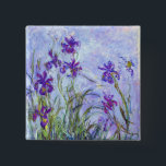 Bóton Quadrado 5.08cm Claude Monet - Lilac Irises / Iris Mauves<br><div class="desc">Lilac Irises / Iris Mauves - Claude Monet,  1914-1917</div>