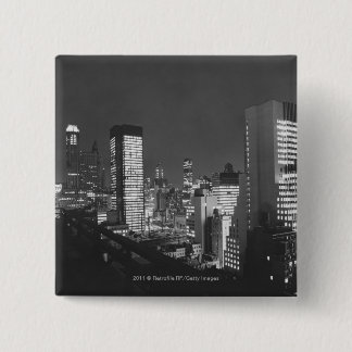Bóton Quadrado 5.08cm Construções da cidade na noite B&W, vista elevado