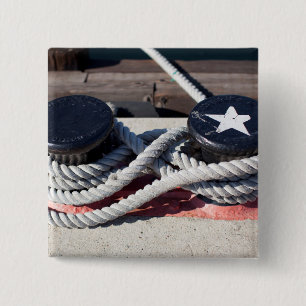 Bóton Quadrado 5.08cm Corda amarrada a dois postes de amarração