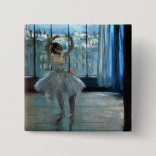 Bóton Quadrado 5.08cm Dançarino de Edgar Degas   na frente de uma janel