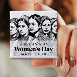 Bóton Quadrado 5.08cm Dia Internacional da Mulher | 8 de março Botão<br><div class="desc">8 de março é o botão do Dia Internacional da Mulher. Arte digital representando mulheres indianas multiculturais.</div>