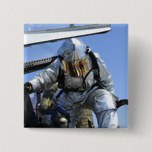 Bóton Quadrado 5.08cm É realizada uma simulação de salvamento na cabina