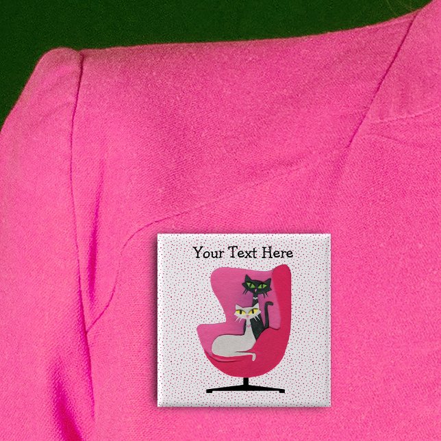 Bóton Quadrado 5.08cm Estilo rico 1950s - Gatos brancos pretos em cadeir (Two atomic fancy cats sitting in bright pink vintage chair on white with pink dots pin back button.)