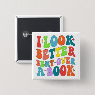 Bóton Quadrado 5.08cm Eu Pareço Melhor Curvado Sobre Um Leitor De Livros