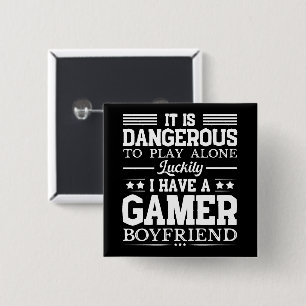 Bóton Quadrado 5.08cm Felizmente Eu Tenho Um Casal Engraçado De Namorada