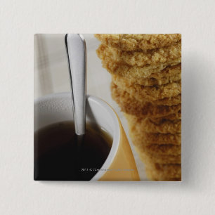 Bóton Quadrado 5.08cm Fim-acima de uma chávena de café com biscoitos