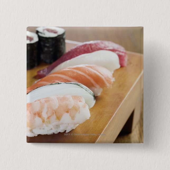 Bóton Quadrado 5.08cm Fim-acima do sushi em uma mesa (Frente)