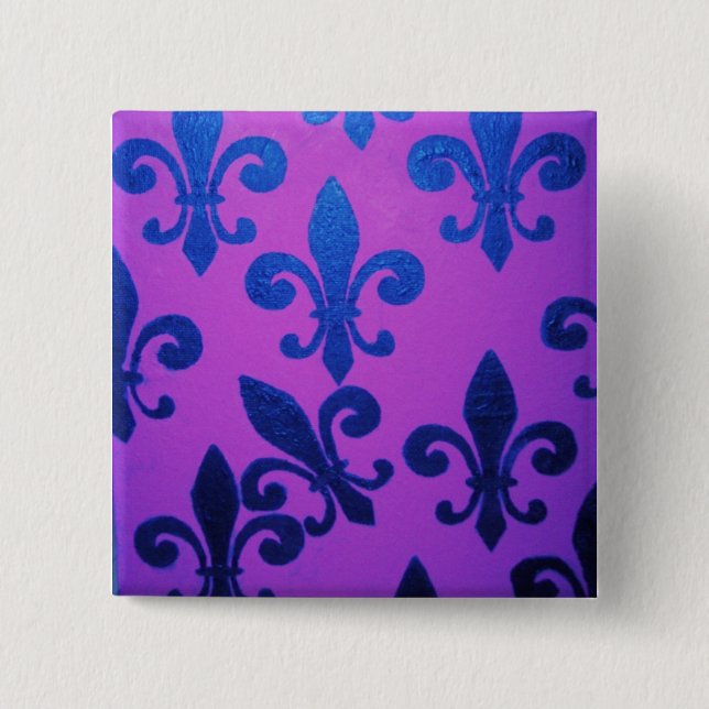 Bóton Quadrado 5.08cm Flor de lis curvada violeta (Frente)