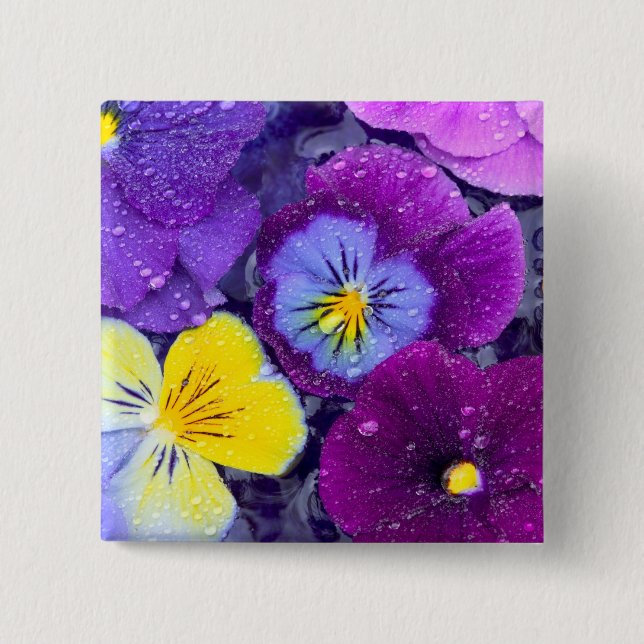 Bóton Quadrado 5.08cm Flores de amor-perfeito flutuando em banho de páss (Frente)
