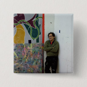 Bóton Quadrado 5.08cm Frank Stella ao lado de um de seu trabalha