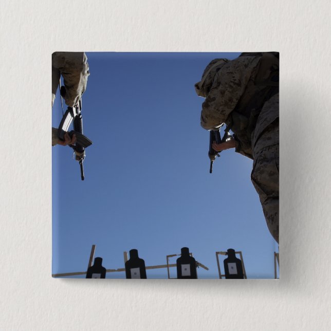 Bóton Quadrado 5.08cm Fuzileiros trocam revistas em meio a tiros (Frente)