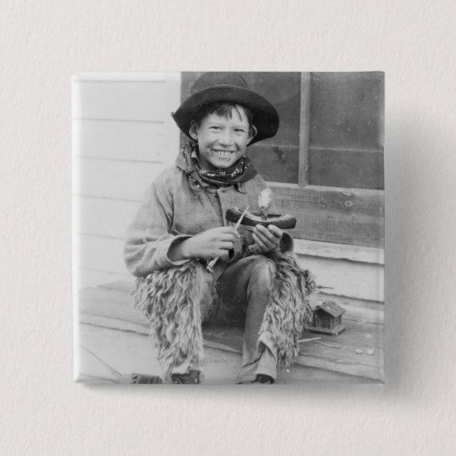 Bóton Quadrado 5.08cm Garoto vestido como cowboy com brinquedos (Frente)