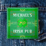Bóton Quadrado 5.08cm Irish Pub Cria o seu próprio verde personalizado<br><div class="desc">Crie o seu design personalizado do botão bar do bar irlandês usando este modelo. A design é feita para parecer madeira verde velha com abundância de vintage florescendo em tons de verde, branco, laranja e ouro. Há também cinco shamrocks/trevas na design. Pode ser personalizada com o seu próprio nome, iniciais/monograma...</div>