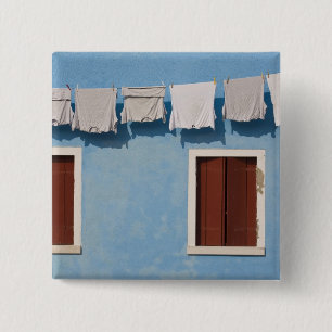 Bóton Quadrado 5.08cm Itália, Burano. Roupas penduradas e janelas ao lon