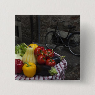 Bóton Quadrado 5.08cm Itália, Província de Brescia, Gargnano. Mesa com