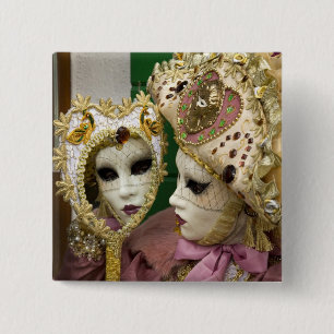 Bóton Quadrado 5.08cm Itália, Veneza, Ilha de Burano. Mulher vestida com